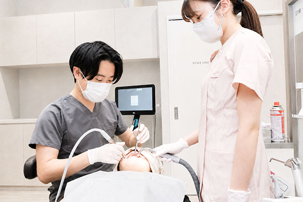 歯科医師の治療の様子