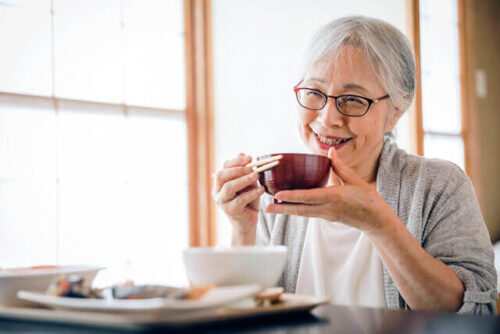 食事中の女性