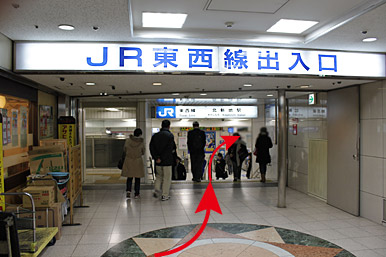 北新地駅通路から大阪駅前第３ビルへの入口が左手にありますので、ここからお入りください。