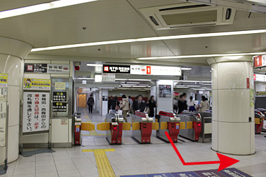 地下鉄梅田駅南改札を出たら、東梅田方向（左）へ