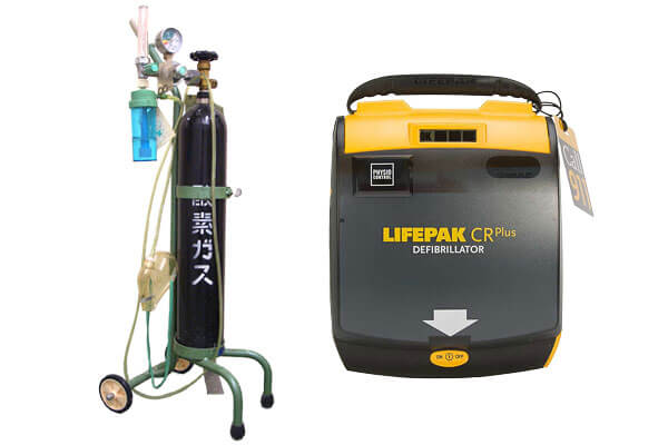 酸素ボンベ、AED